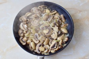 Шампиньоны с луком - фото шаг 7