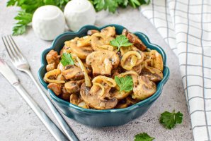 Шампиньоны с луком - фото шаг 9