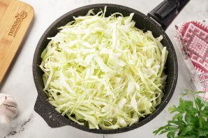 Тушеная капуста с сосисками - фото шаг 2