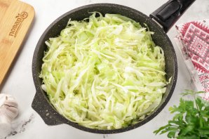 Тушеная капуста с сосисками - фото шаг 3