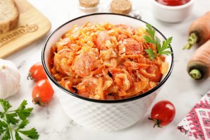 Тушеная капуста с сосисками - фото шаг 10