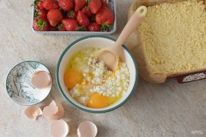 Пирог с клубникой и творогом - фото шаг 7