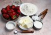 Простой пирог с клубникой