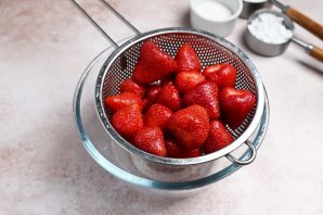 Простой пирог с клубникой - фото шаг 6