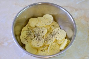 Мясо по-французски с картофелем и помидорами - фото шаг 3